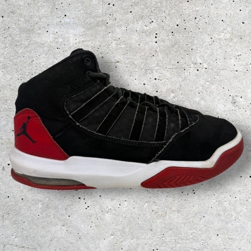 Kids Jordan Max Aura size 5.5Y